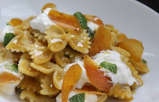 Farfalle in giallo con burrata e bottarga