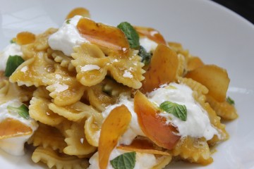 Farfalle in giallo con burrata e bottarga