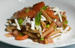 Penne fave, guanciale e pomodoro