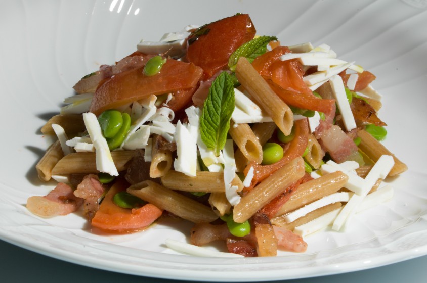 Penne fave, guanciale e pomodoro