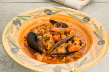 Minestra di pasta, patate e cozze