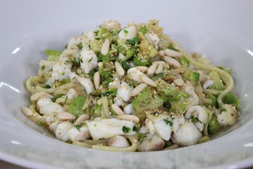 Spaghetti broccoli, merluzzo e pinoli 
