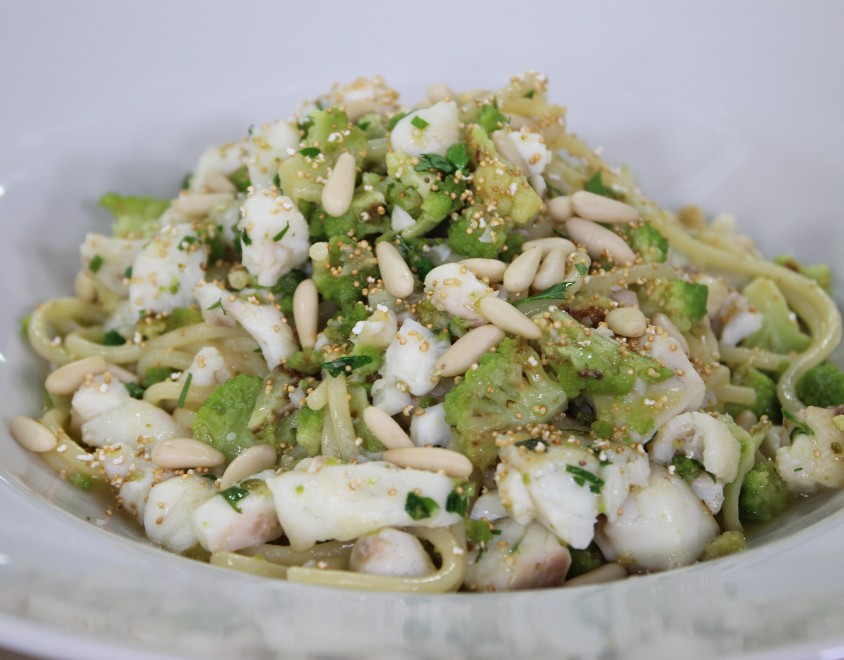 Spaghetti broccoli, merluzzo e pinoli 