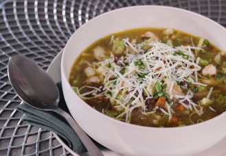 Minestra di lenticchie, gamberi e broccoli