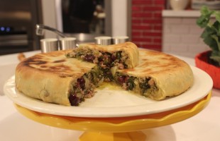 Tiella di scarola, olive e salsiccia 