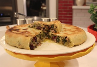 Tiella di scarola, olive e salsiccia 