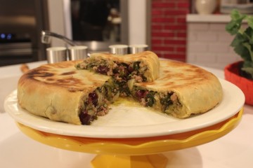 Tiella di scarola, olive e salsiccia 