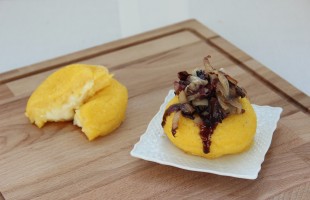 Cupoline di polenta, formaggio e radicchio