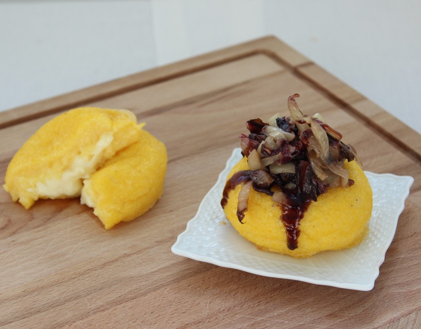 Cupoline di polenta, formaggio e radicchio