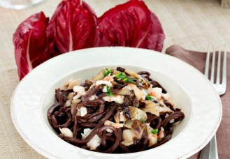 Tagliolini al cacao, radicchio e scampi