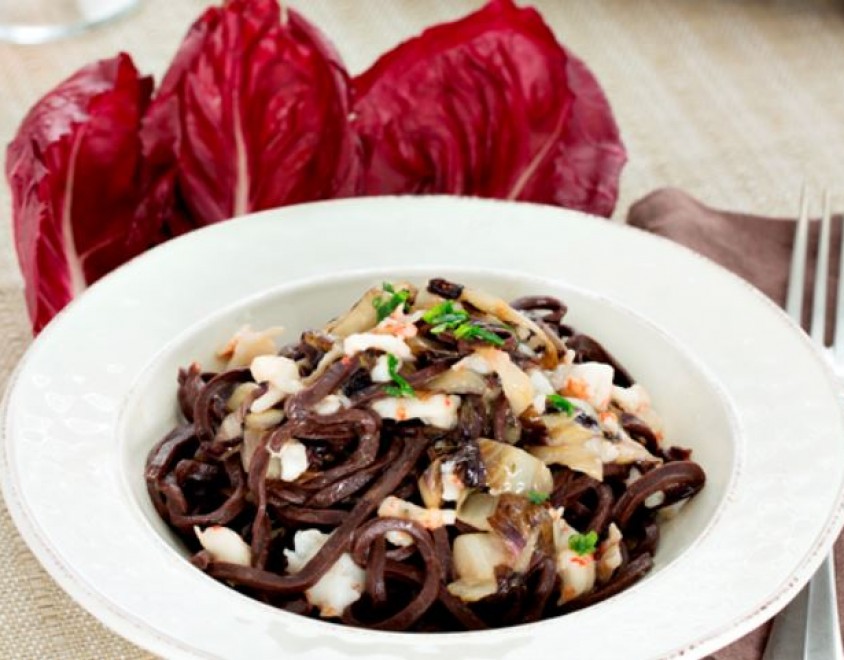 Tagliolini al cacao, radicchio e scampi