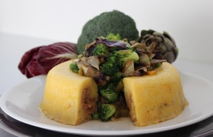 Anello di polenta, zampone e verdure