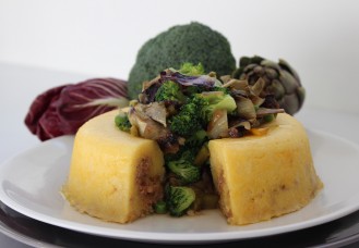 Anello di polenta, zampone e verdure