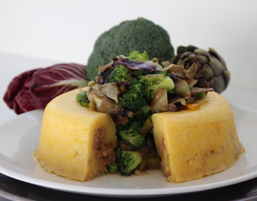 Anello di polenta, zampone e verdure