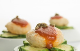 Dame bianche di rosso vestite 