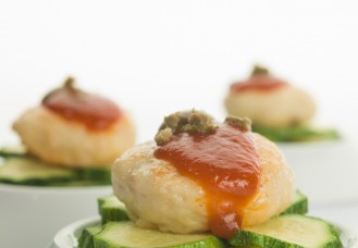 Dame bianche di rosso vestite 