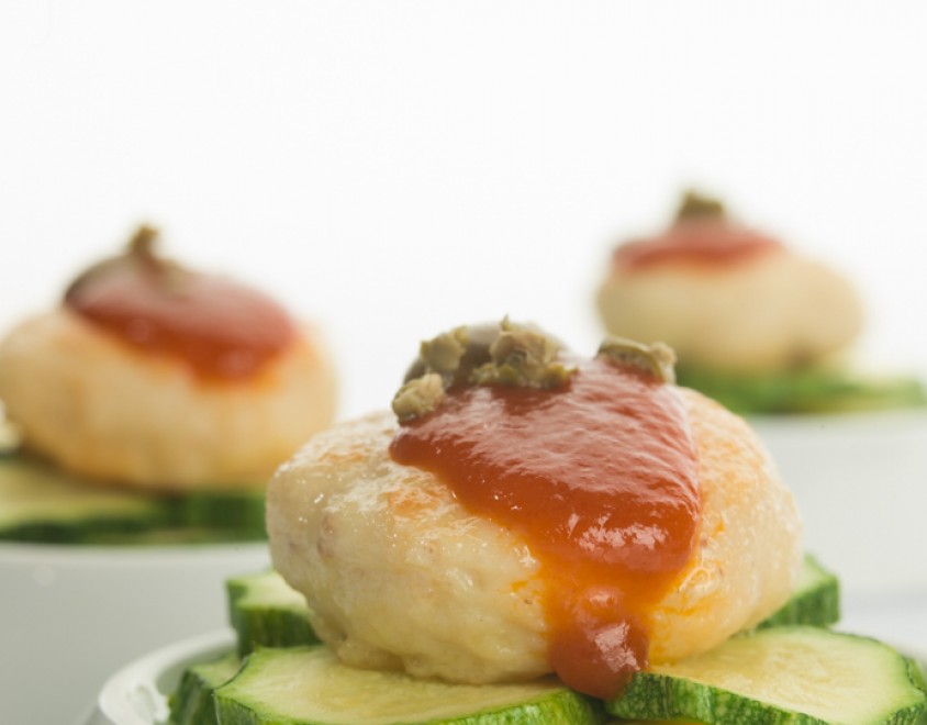 Dame bianche di rosso vestite 