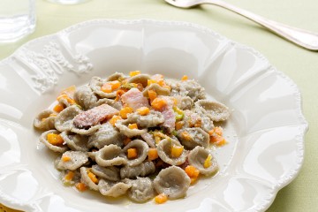 Orecchiette guanciale, carote e fiori di zucca