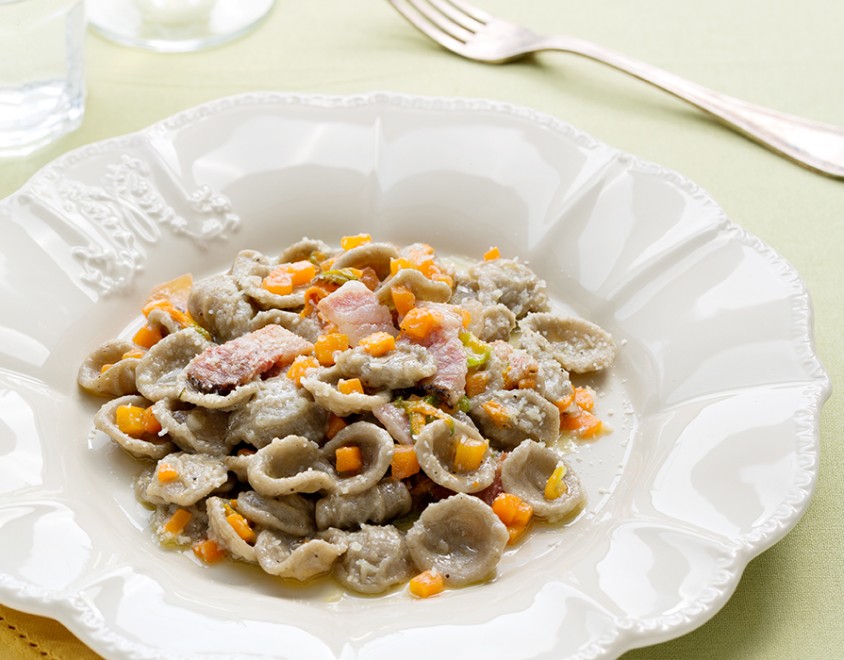 Orecchiette guanciale, carote e fiori di zucca