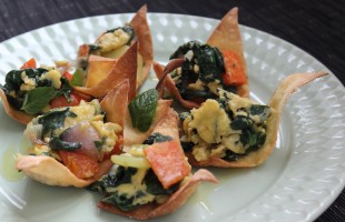 Uova e verdure strapazzate su sfoglie al sesamo