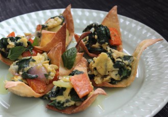 Uova e verdure strapazzate su sfoglie al sesamo