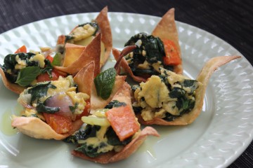 Uova e verdure strapazzate su sfoglie al sesamo