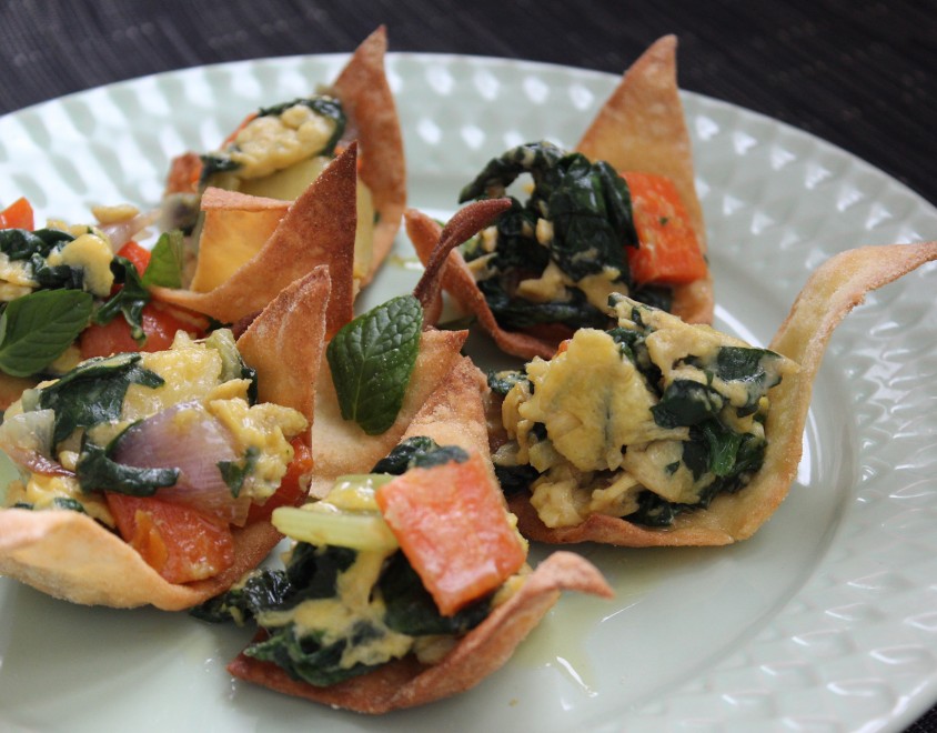 Uova e verdure strapazzate su sfoglie al sesamo