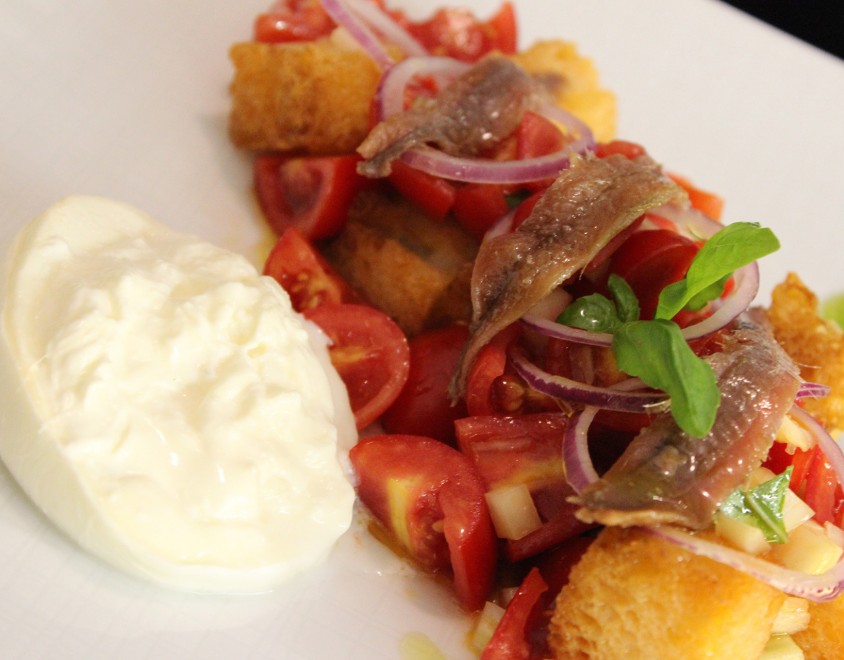 Panzanella, bufala e acciughe 